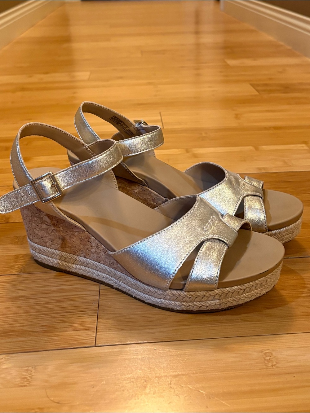 Ugg Women’s Cloverdale Wedge Sandals- Size 9